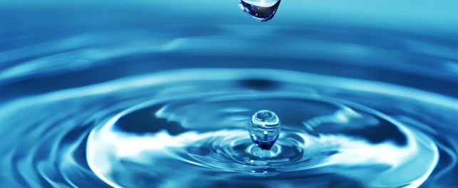 Kropla opadająca na powierzchnię wody.